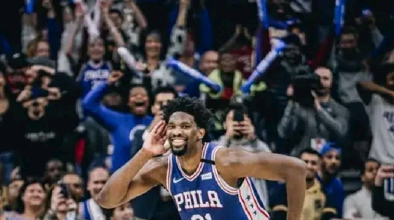 雄鹿横扫马刺,恩比德送出助攻 雄鹿横扫马刺,恩比德送出助攻