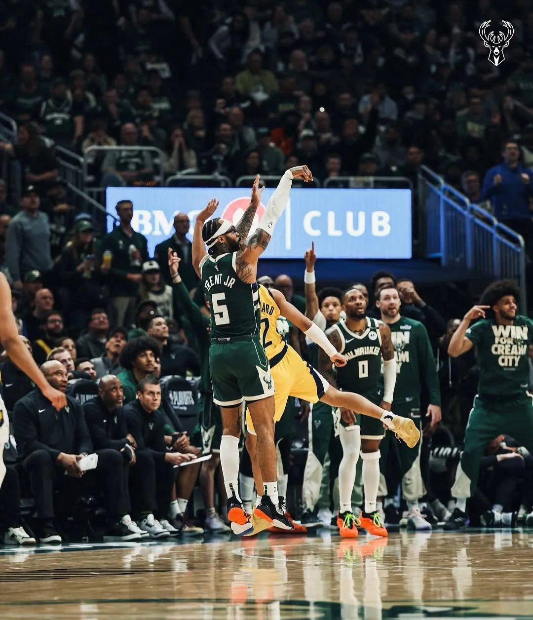 篮网B队鏖战雄鹿，约基奇三分雨点燃全场