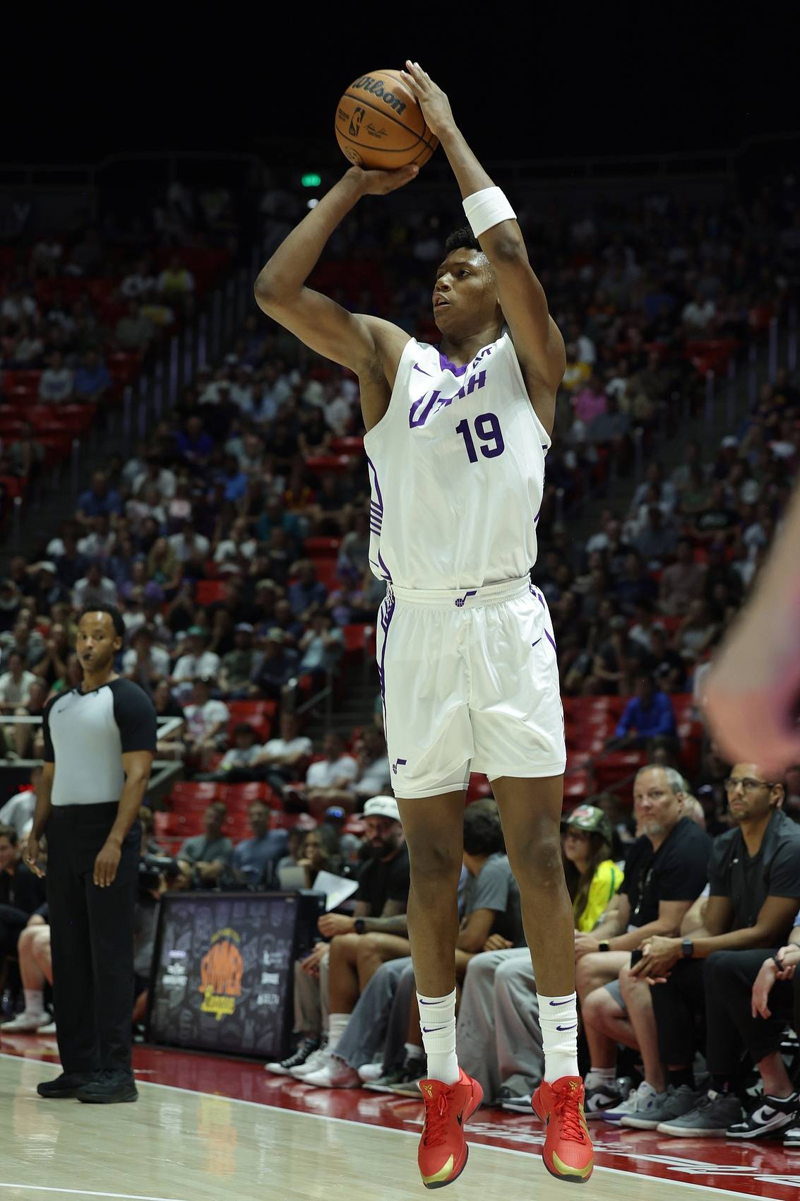 爵士血洗菲律宾男篮,布拉德利三分雨点燃全场 爵士血洗菲律宾男篮,布拉德利三分雨点燃全场