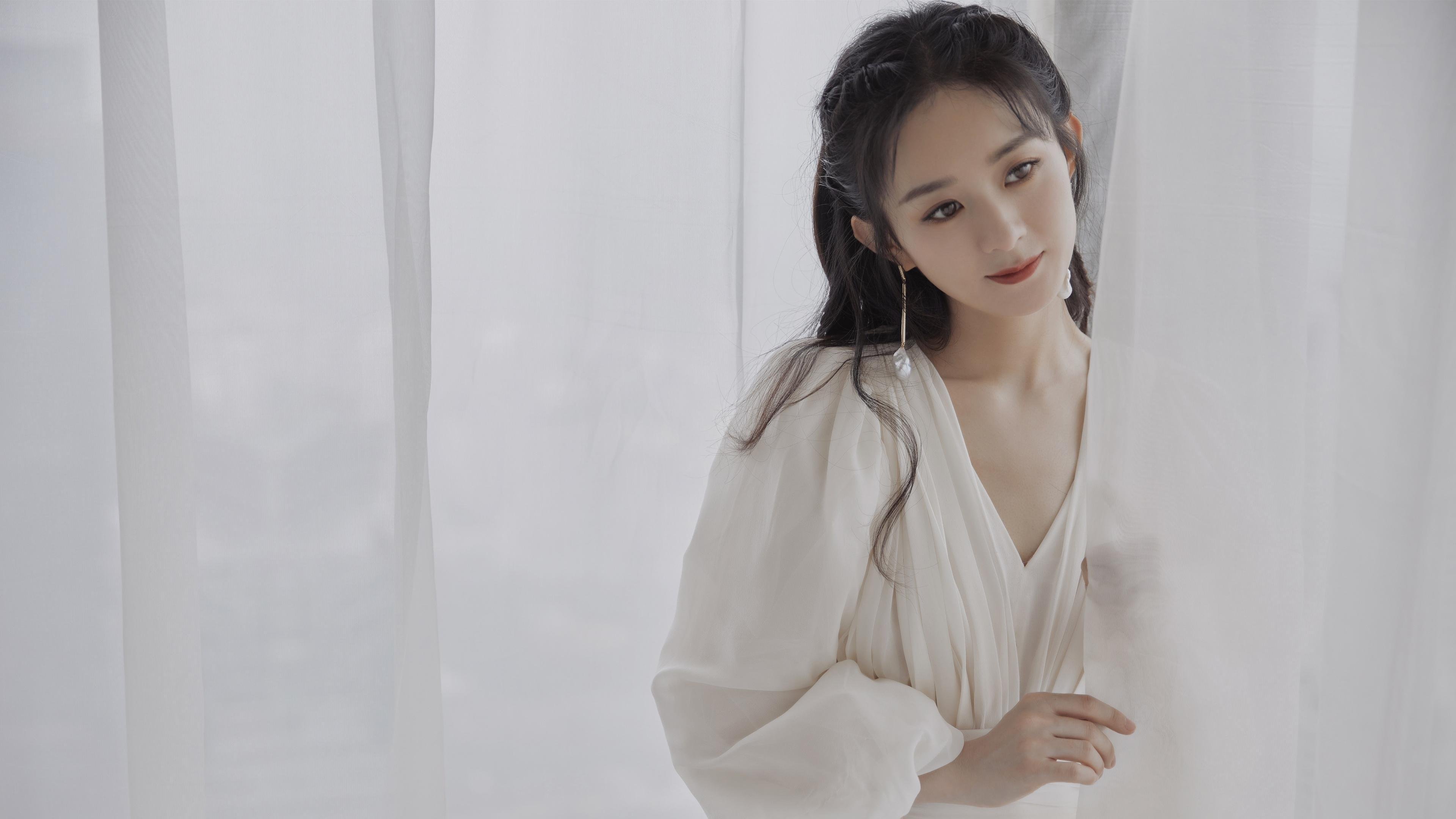 刹车点上的阿拉巴,2025 F1揭幕战夜与一粒尘埃的战争